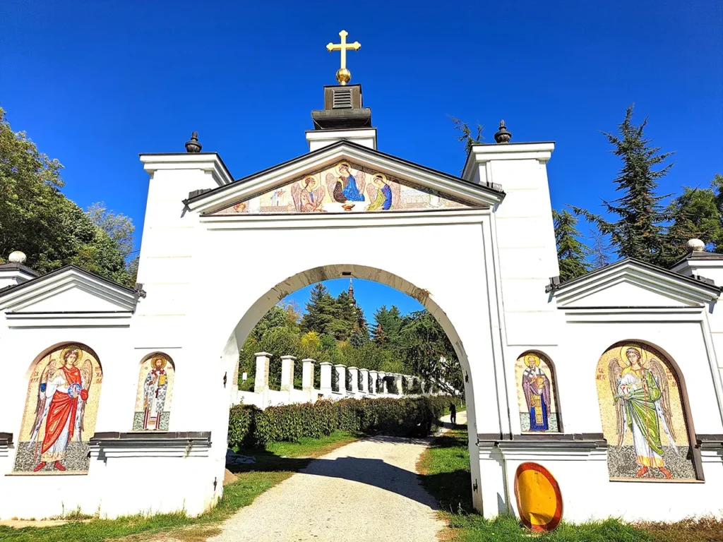 Fruškogorski manastiri Grgeteg ulazna kapija manastira