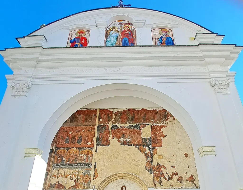Fruškogorski manastiri, Krušedol, ulaz u crkvu