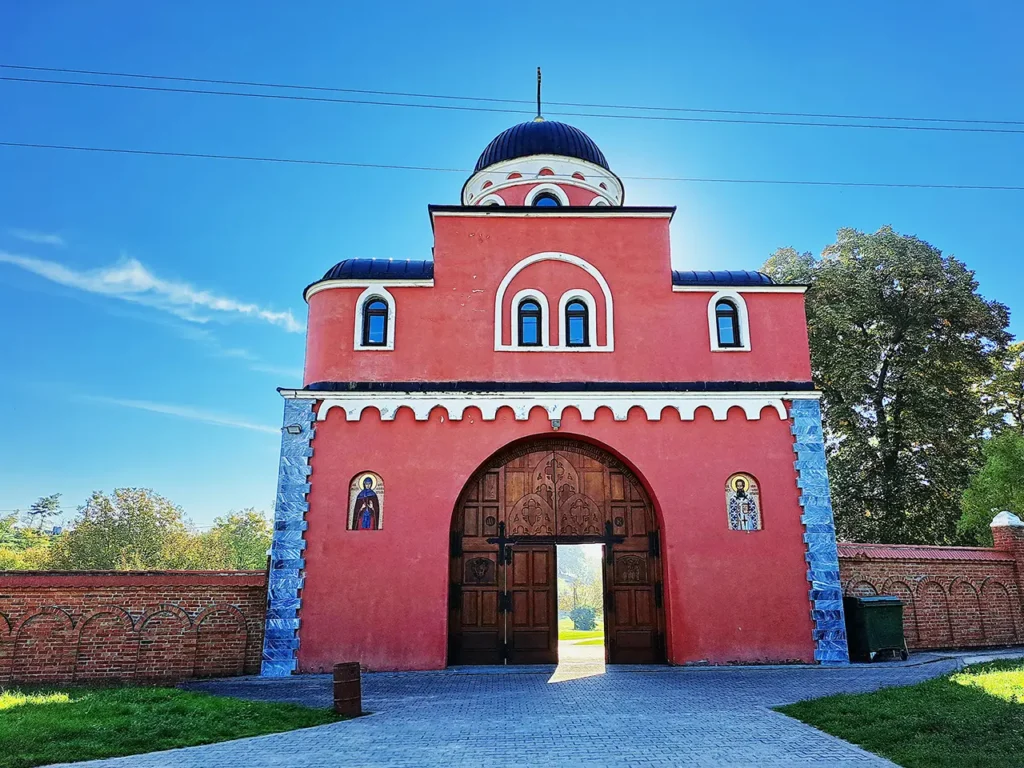 Manastiri, ulazna kapija u Krušedol
