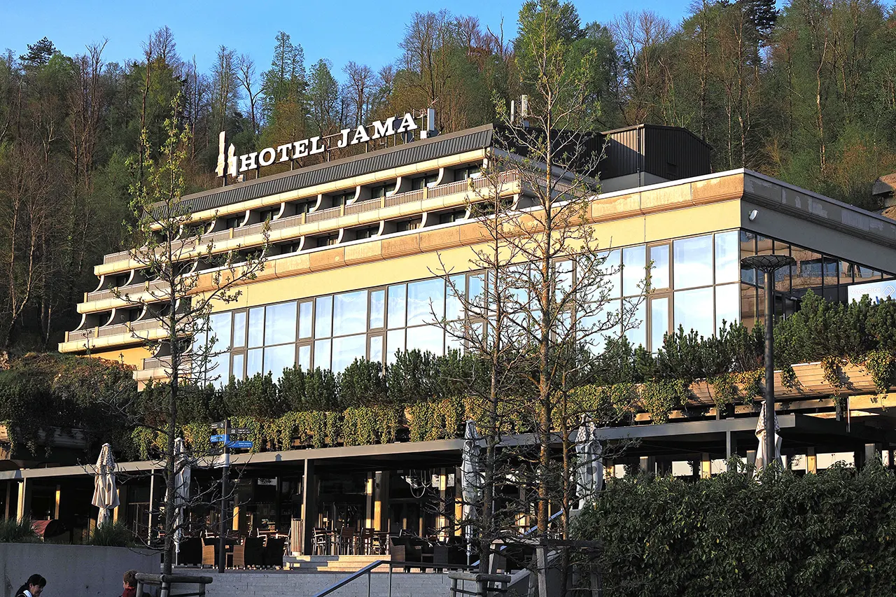 Hotel Jama: noćenje tik uz pećinu