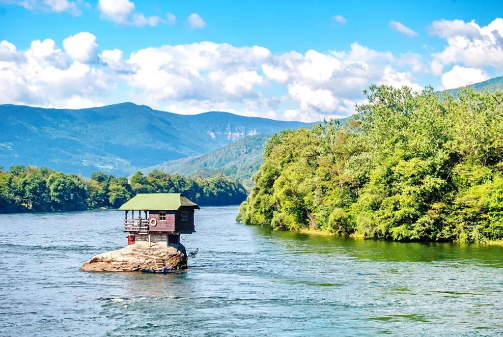 Kućica na Drini ,izvor Pixabay, Petar Ubiparip