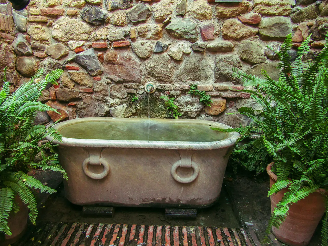 alba-hartmann-bathtub